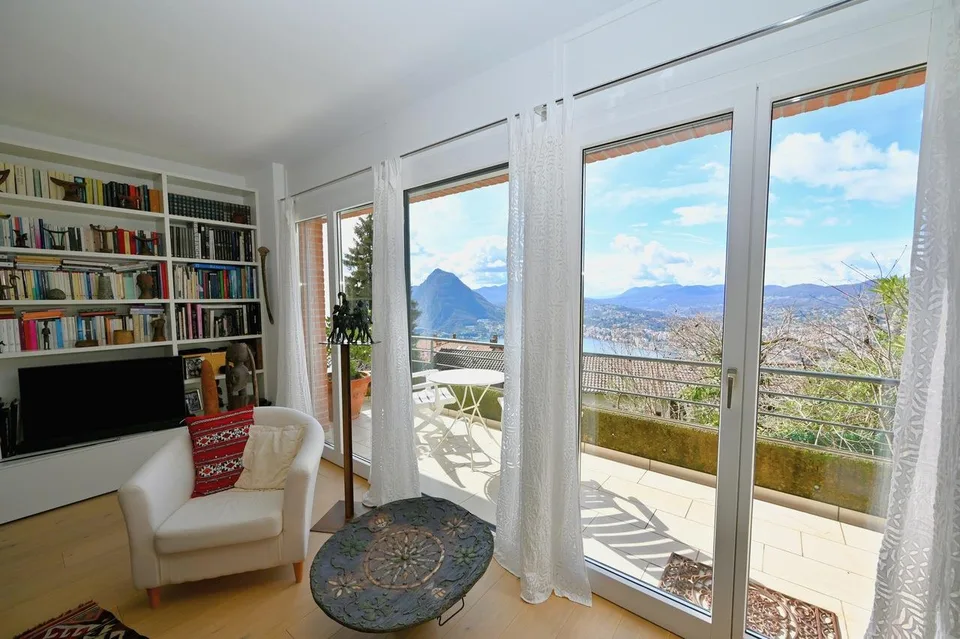 Eleganza e Carattere: Appartamento Triplex con Vista Panoramica