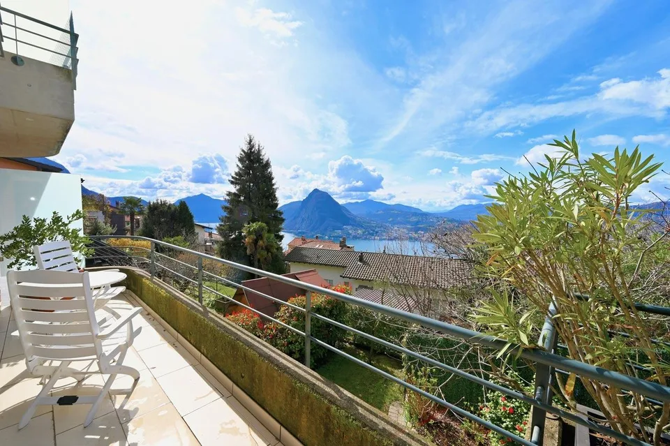 Eleganza e Carattere: Appartamento Triplex con Vista Panoramica