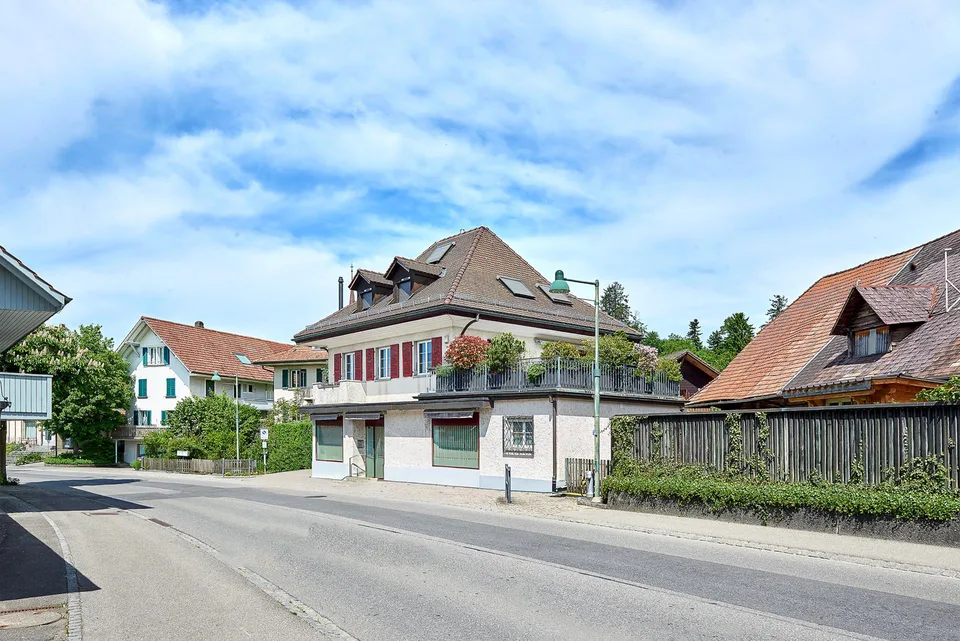 Grande maison individuelle dans le centre du village de Niederscherli