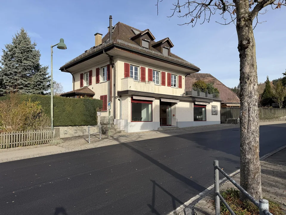 Grande maison individuelle dans le centre du village de Niederscherli