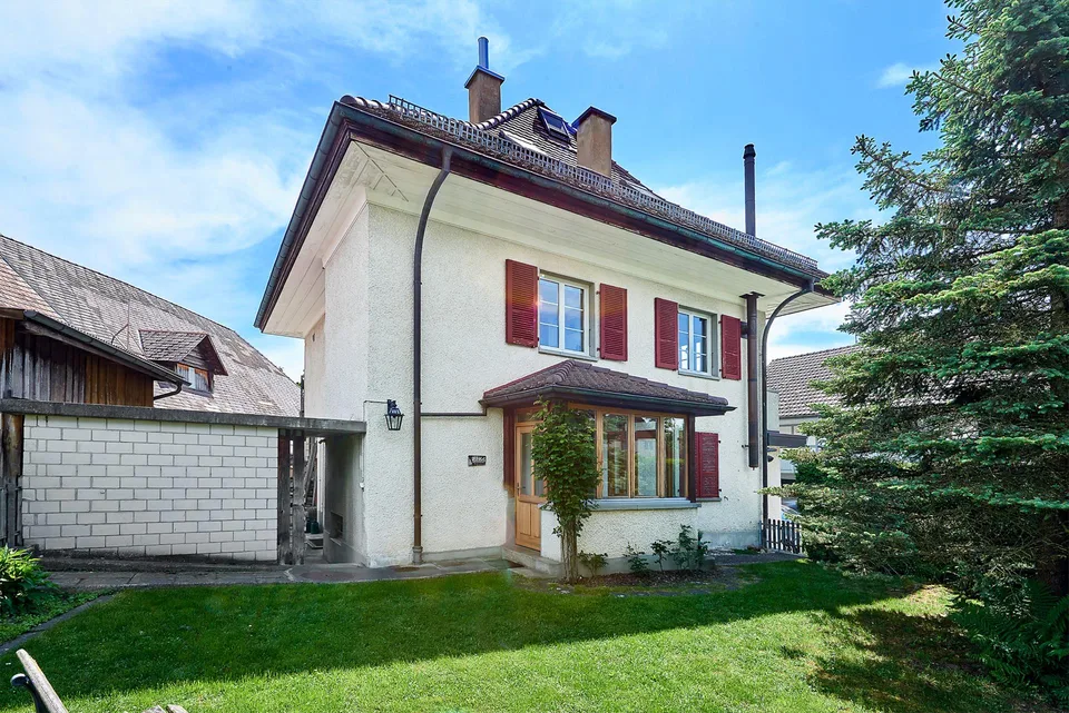 Grande maison individuelle dans le centre du village de Niederscherli