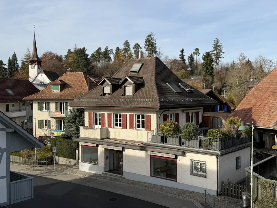 Grande maison individuelle dans le centre du village de Niederscherli