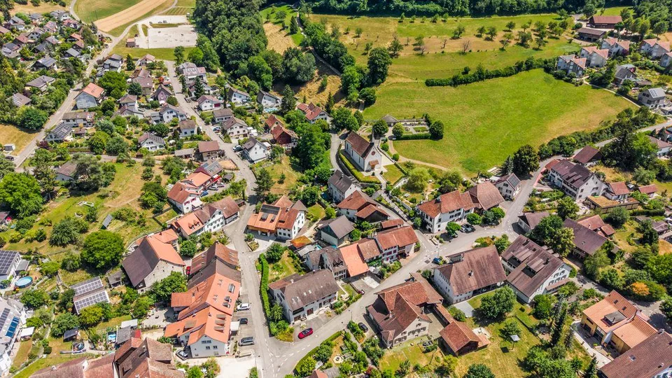 Idillio del villaggio, centrale, molto potenziale e con appartamento indipendente di 2,5 locali (casa multigenerazionale)