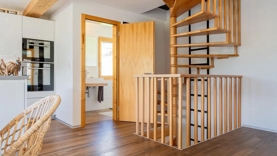 Maison bifamiliale avec appartements de première classe dans un quartier calme à Bürchen – photo 8 sur 21