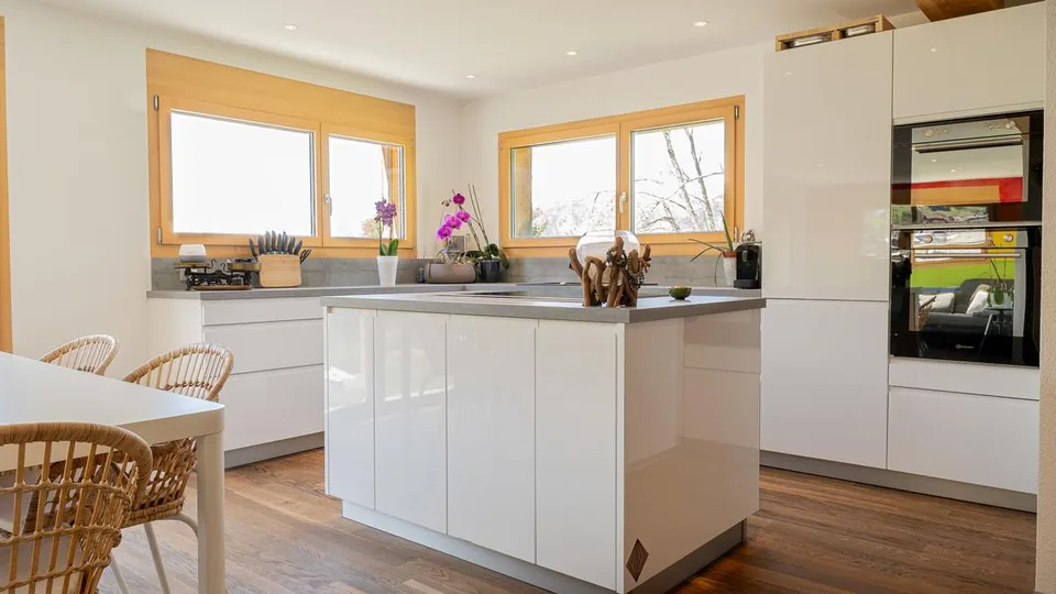 Maison bifamiliale avec appartements de première classe dans un quartier calme à Bürchen