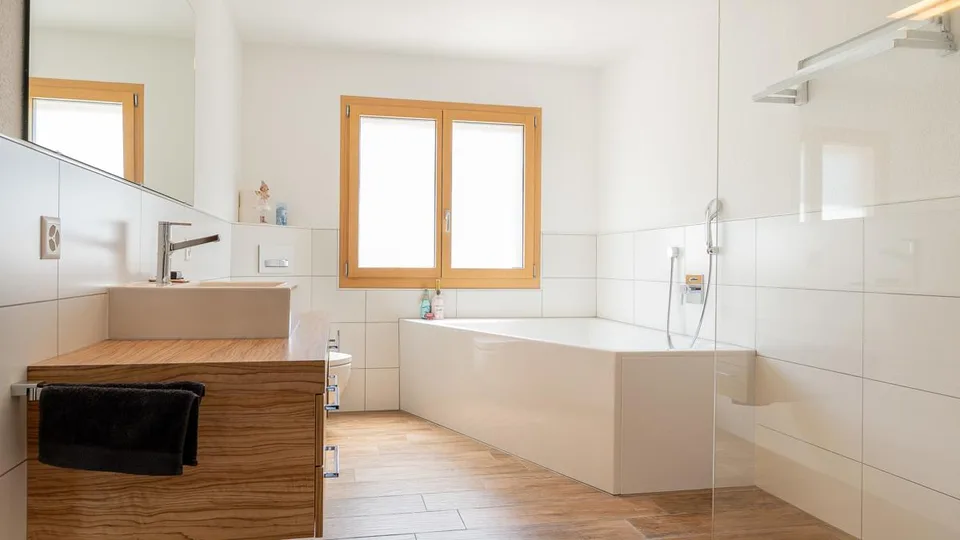 Maison bifamiliale avec appartements de première classe dans un quartier calme à Bürchen