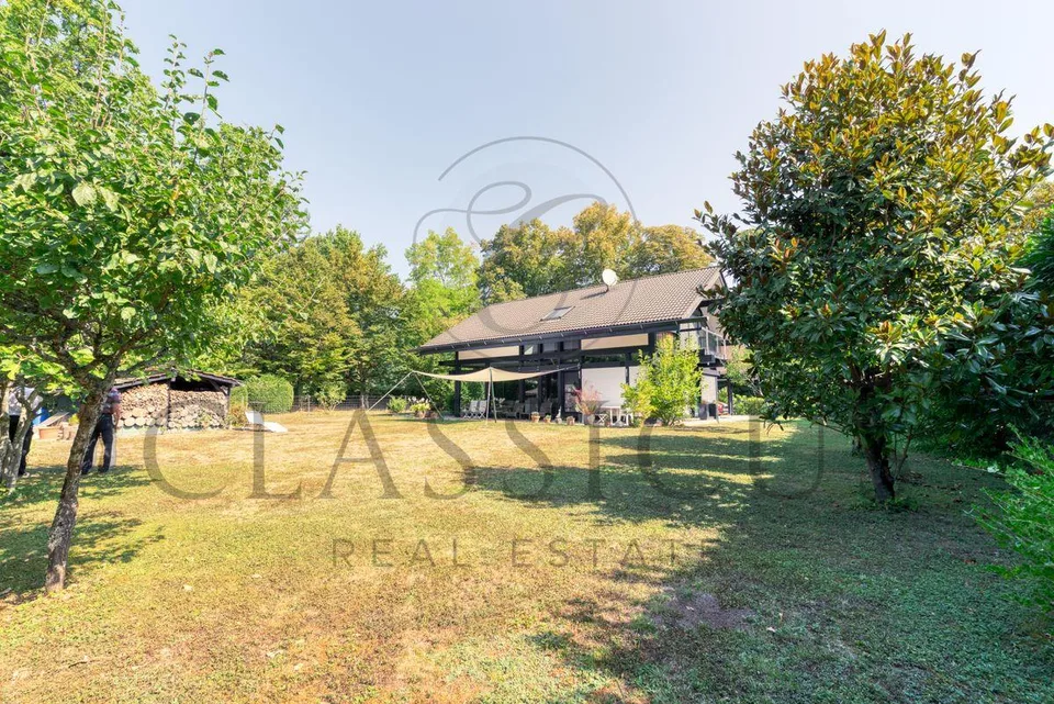 Villa lumineuse et moderne avec jardin arboré, à lisière du Golf de...