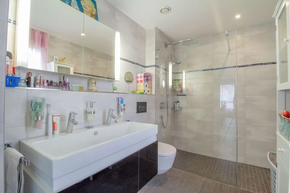 Familienfreundliche 4.5 Zimmer Wohnung mit Balkon und ca. 121m2 Woh... – Foto 8 von 12