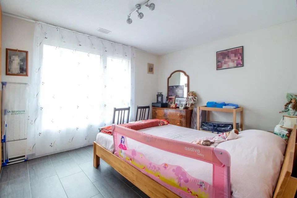 Familienfreundliche 4.5 Zimmer Wohnung mit Balkon und ca. 121m2 Woh... – Foto 9 von 12