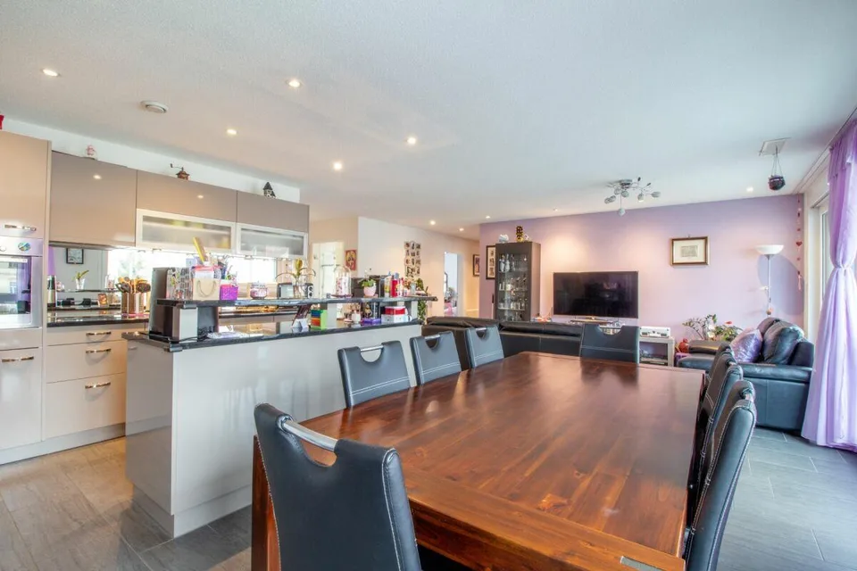 Familienfreundliche 4.5 Zimmer Wohnung mit Balkon und ca. 121m2 Woh...