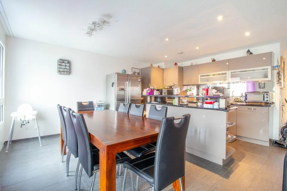 Familienfreundliche 4.5 Zimmer Wohnung mit Balkon und ca. 121m2 Woh...