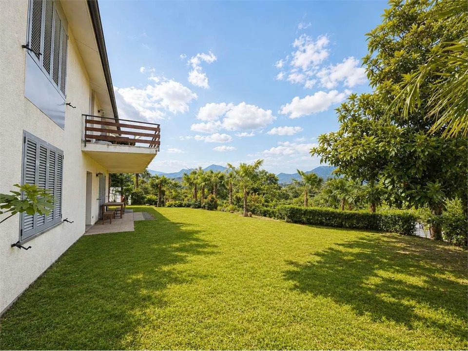 Bifamilienhaus mit offenem Blick und großem Baupotenzial