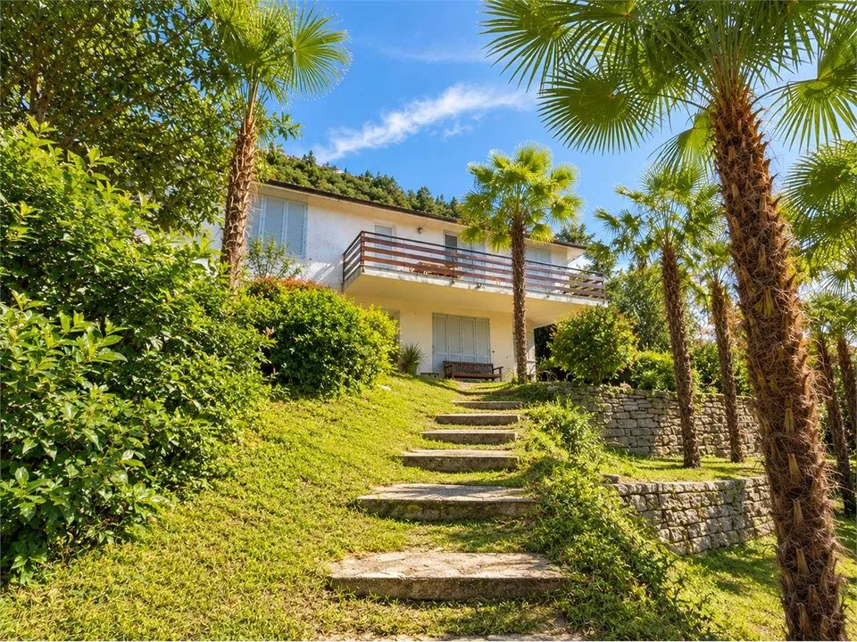 Villa bifamiliare con vista aperta e importante potenziale edificatori