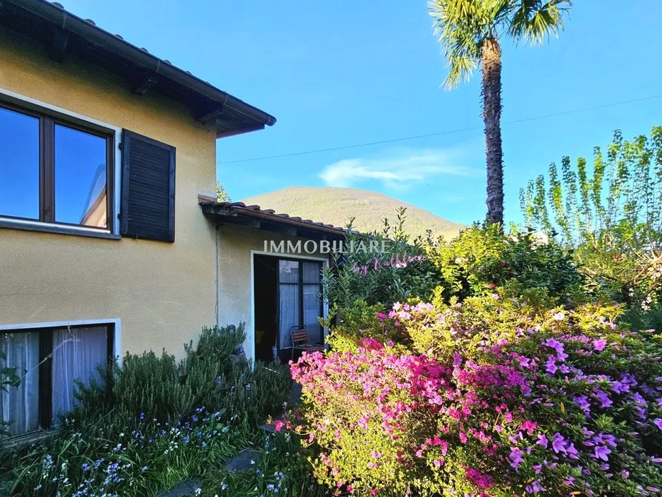 Casa con giardino, garage e ampi spazi cantina da ristrutturare