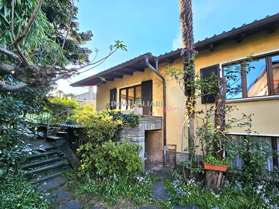 Casa con giardino, garage e ampi spazi cantina da ristrutturare