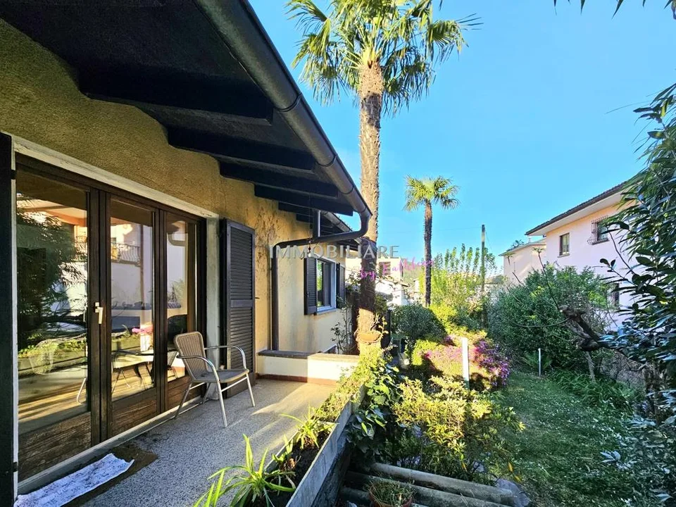 Casa con giardino, garage e ampi spazi cantina da ristrutturare