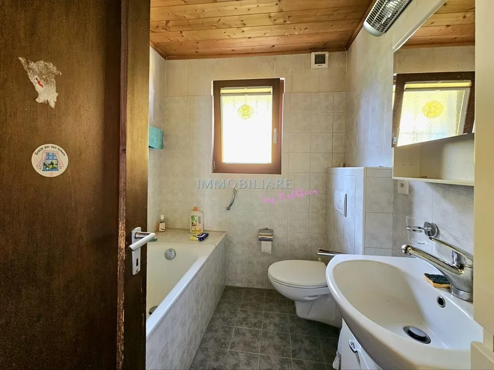 Casa con giardino, garage e ampi spazi cantina da ristrutturare – foto 7 di 8