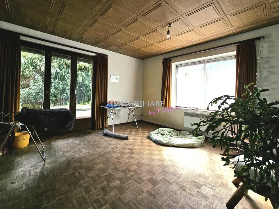 Casa con giardino, garage e ampi spazi cantina da ristrutturare