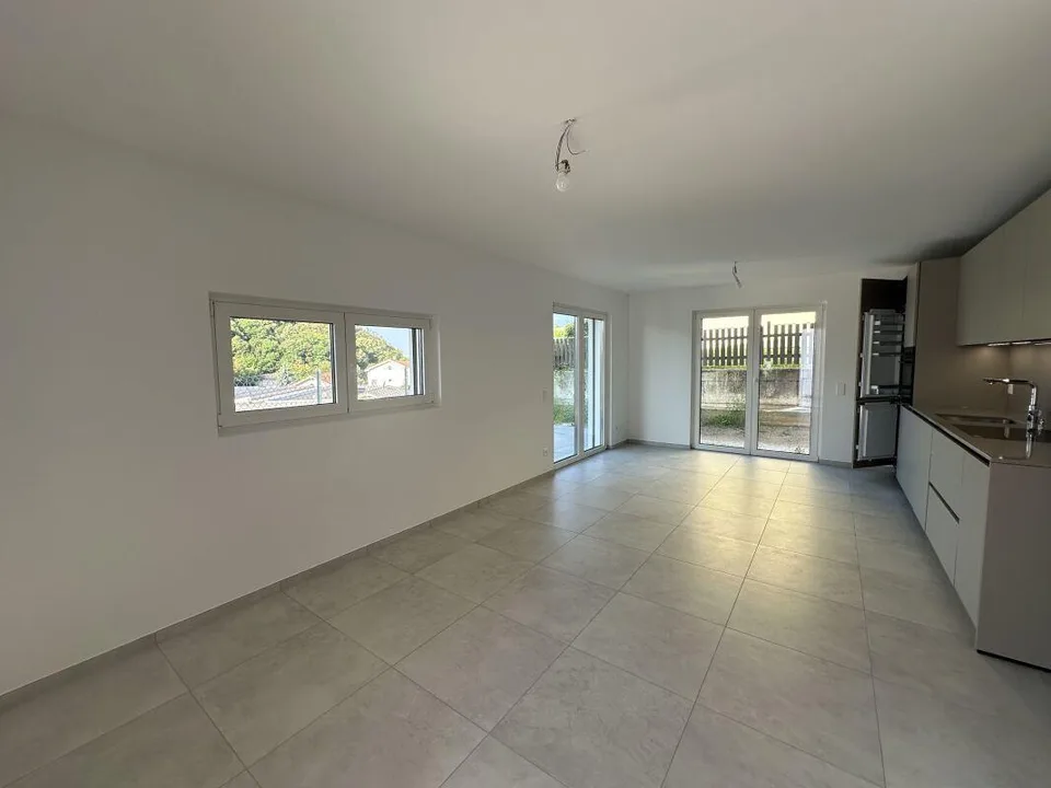 Neue und moderne 3.5-Zimmer-Wohnung mit eigenem Garten und Terrasse in Mendrisio Arzo