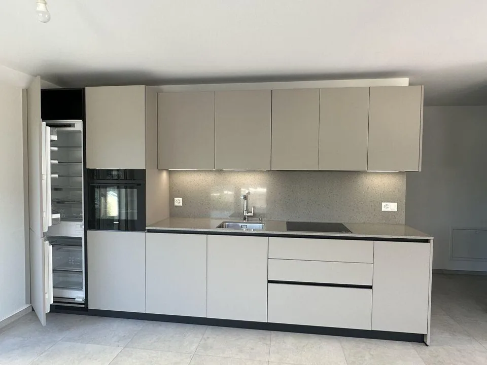 Neue und moderne 3.5-Zimmer-Wohnung mit eigenem Garten und Terrasse in Mendrisio Arzo