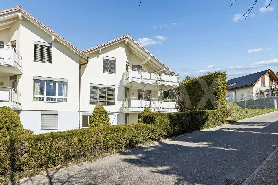Vaste maison mitoyenne de 8½ pièces dans un quartier calme