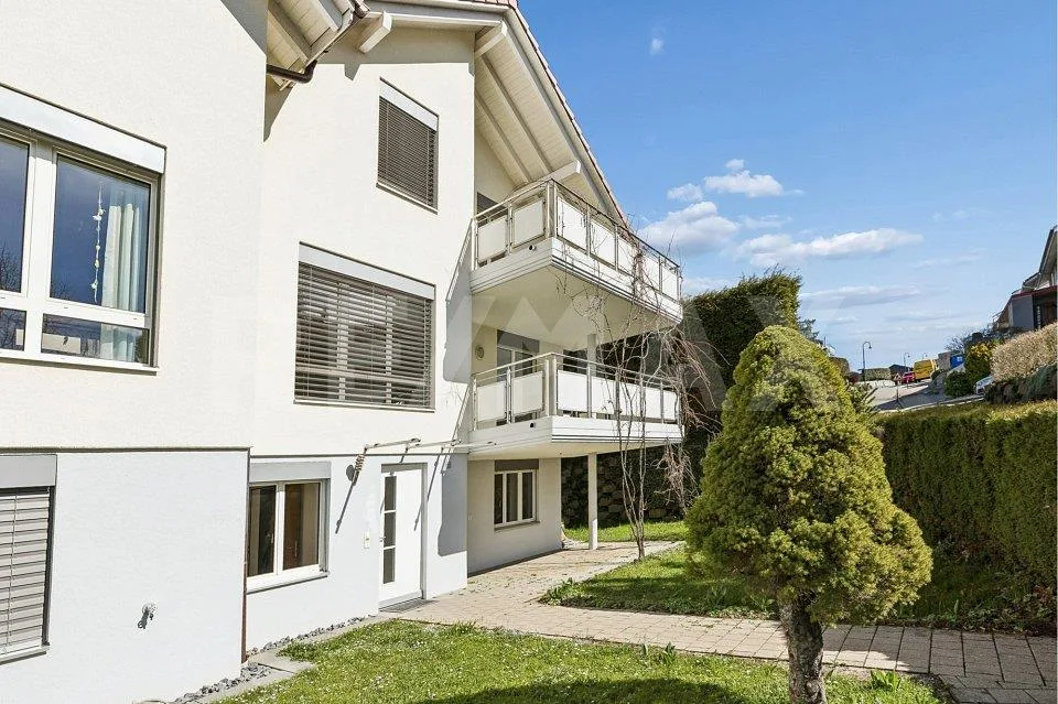 Vaste maison mitoyenne de 8½ pièces dans un quartier calme