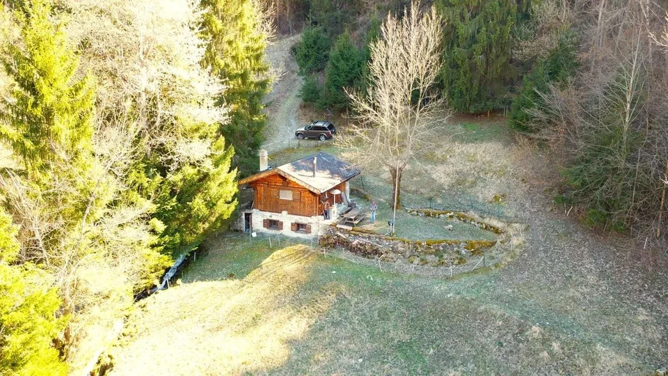 Gemütliches Maiensäss in Waldlichtung