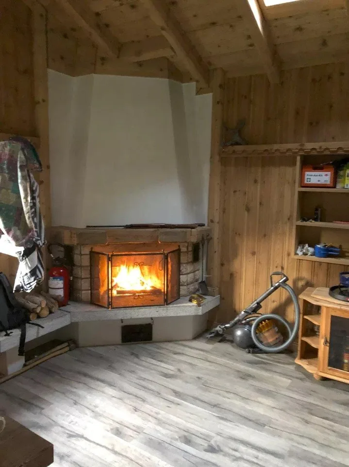 Gemütliches Maiensäss in Waldlichtung