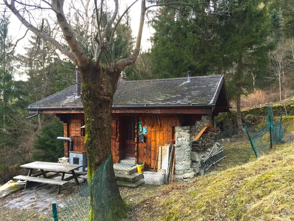 Gemütliches Maiensäss in Waldlichtung – Foto 10 von 14