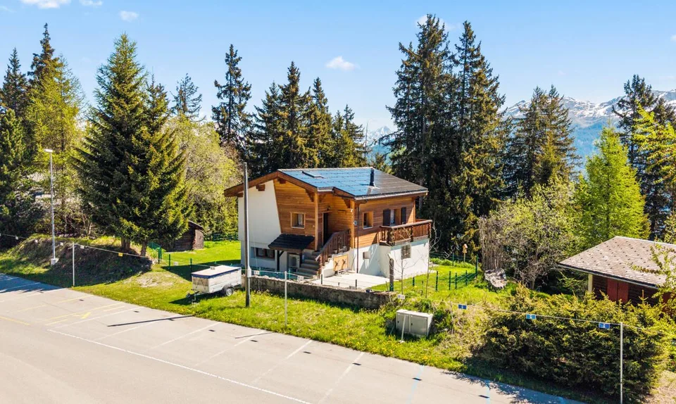 Bright chalet with wellness area and direct access to the slopes
