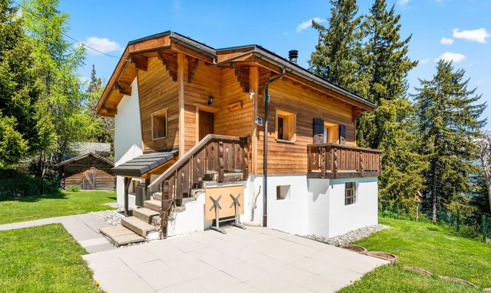Bright chalet with wellness area and direct access to the slopes