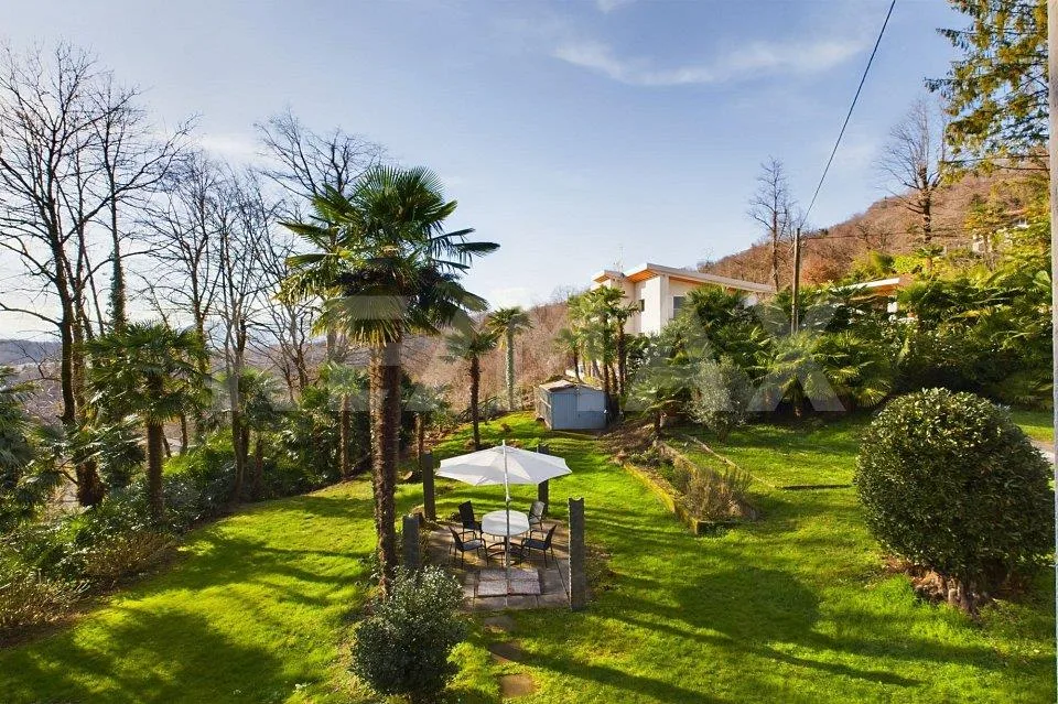 Haus mit Park, Swimmingpool, Garten, Garage und Wald – Foto 10 von 13