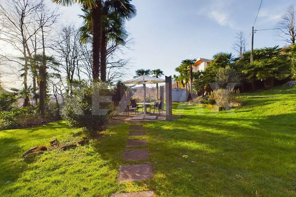 Haus mit Park, Swimmingpool, Garten, Garage und Wald – Foto 13 von 13