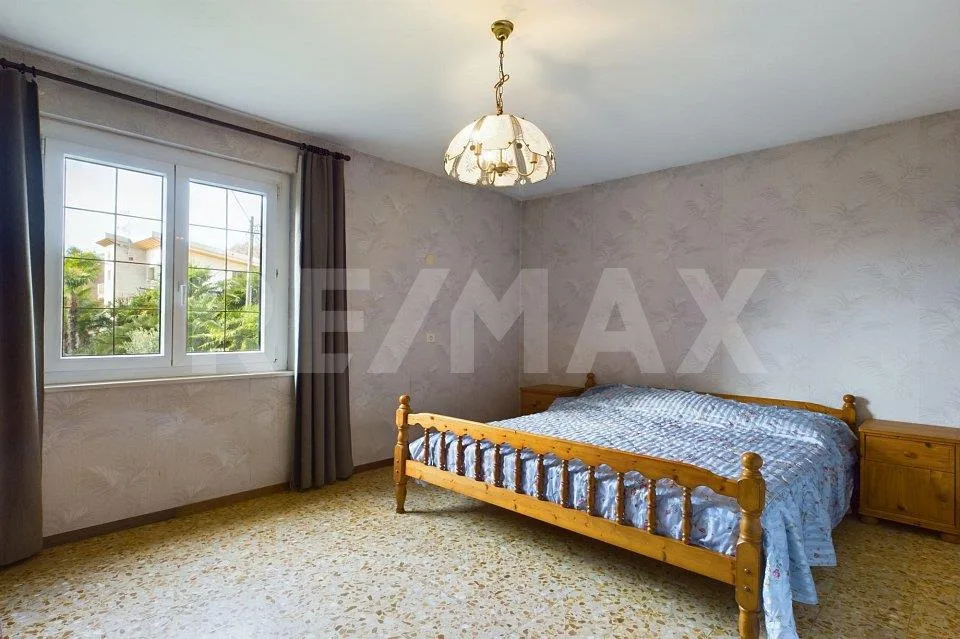 Haus mit Park, Swimmingpool, Garten, Garage und Wald – Foto 8 von 13