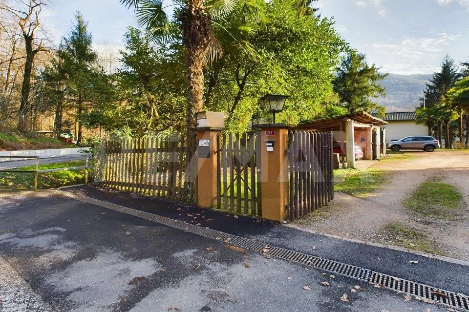 Haus mit Park, Swimmingpool, Garten, Garage und Wald – Foto 12 von 13