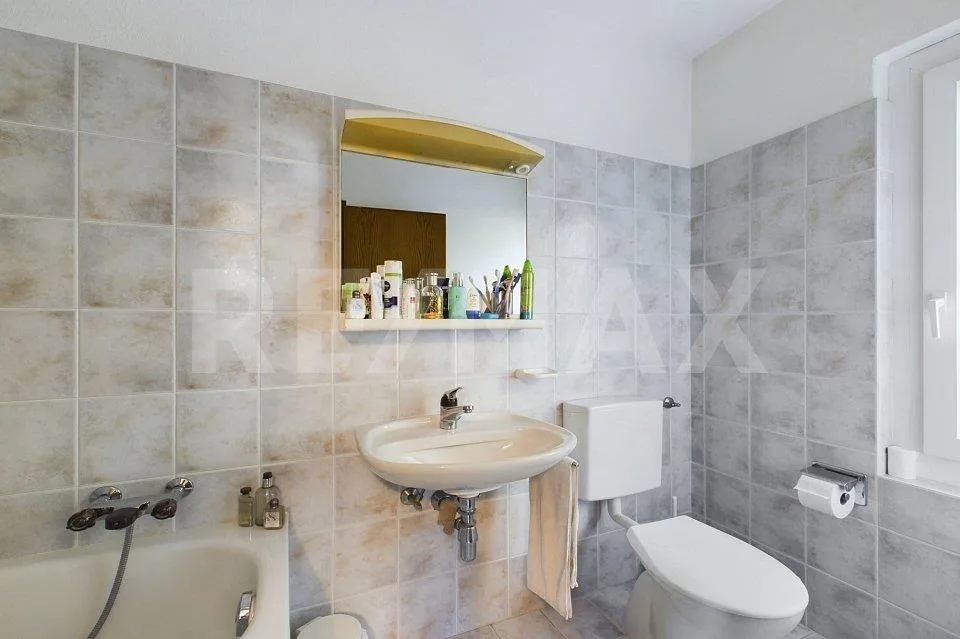 Haus mit Park, Swimmingpool, Garten, Garage und Wald – Foto 6 von 13
