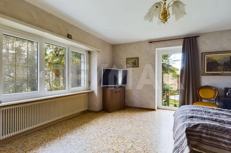 Haus mit Park, Swimmingpool, Garten, Garage und Wald – Foto 7 von 13