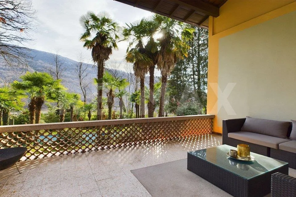 Haus mit Park, Swimmingpool, Garten, Garage und Wald – Foto 9 von 13