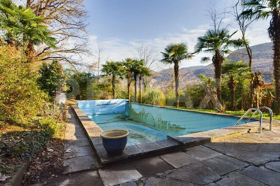 Haus mit Park, Swimmingpool, Garten, Garage und Wald – Foto 11 von 13