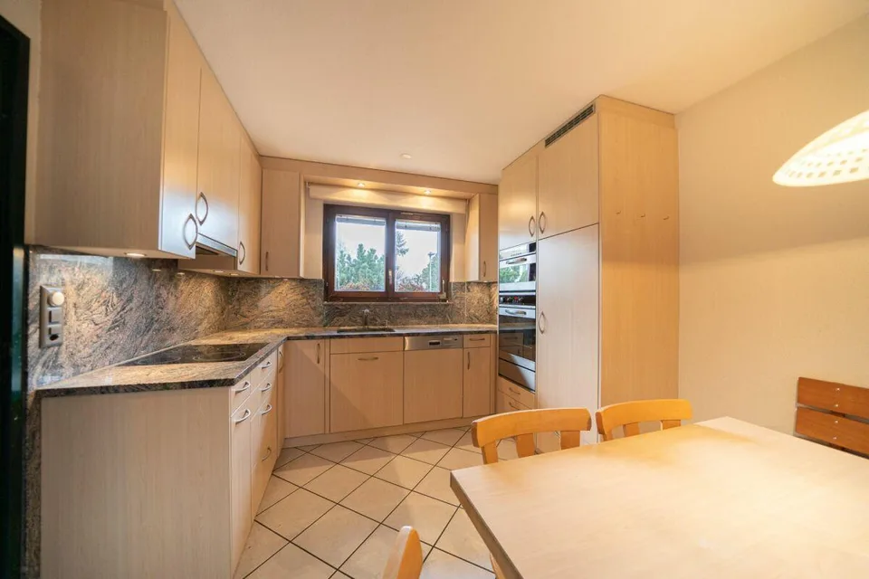 Casa a due famiglie in una posizione tranquilla e adatta alle famiglie