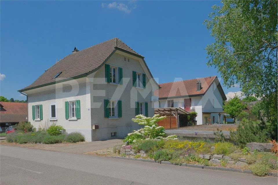 Freistehendes 4.5 Zimmer-Haus mit separatem, vielseitigem Nebengebäude
