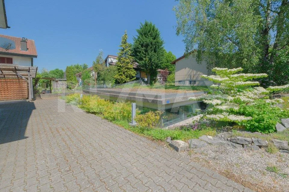 Freistehendes 4.5 Zimmer-Haus mit separatem, vielseitigem Nebengebäude