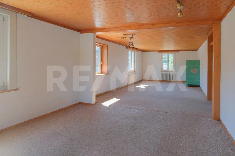 Freistehendes 4.5 Zimmer-Haus mit separatem, vielseitigem Nebengebäude