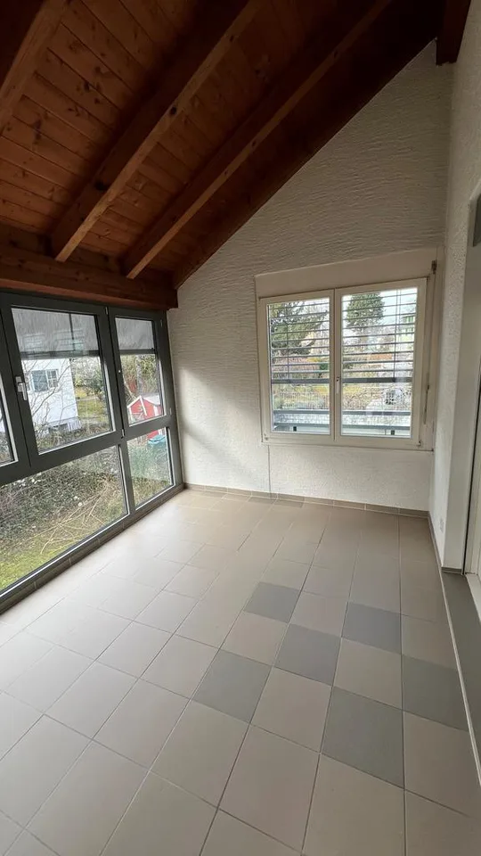 Grosszügige 4 Zimmerwohnung mit Wintergarten