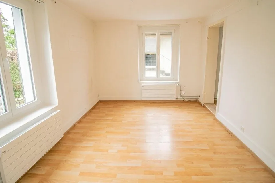 Erdgeschosswohnung mit frisch saniertem Badezimmer