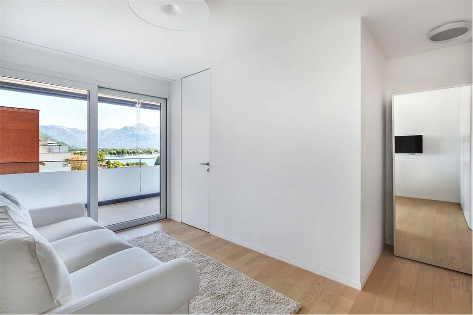 Meraviglioso appartamento attico di 6.5 locali con vista lago a Minusi – foto 13 di 13