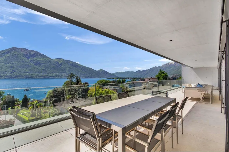 Merveilleux appartement attique de 6.5 pièces avec vue sur le lac à Minusio