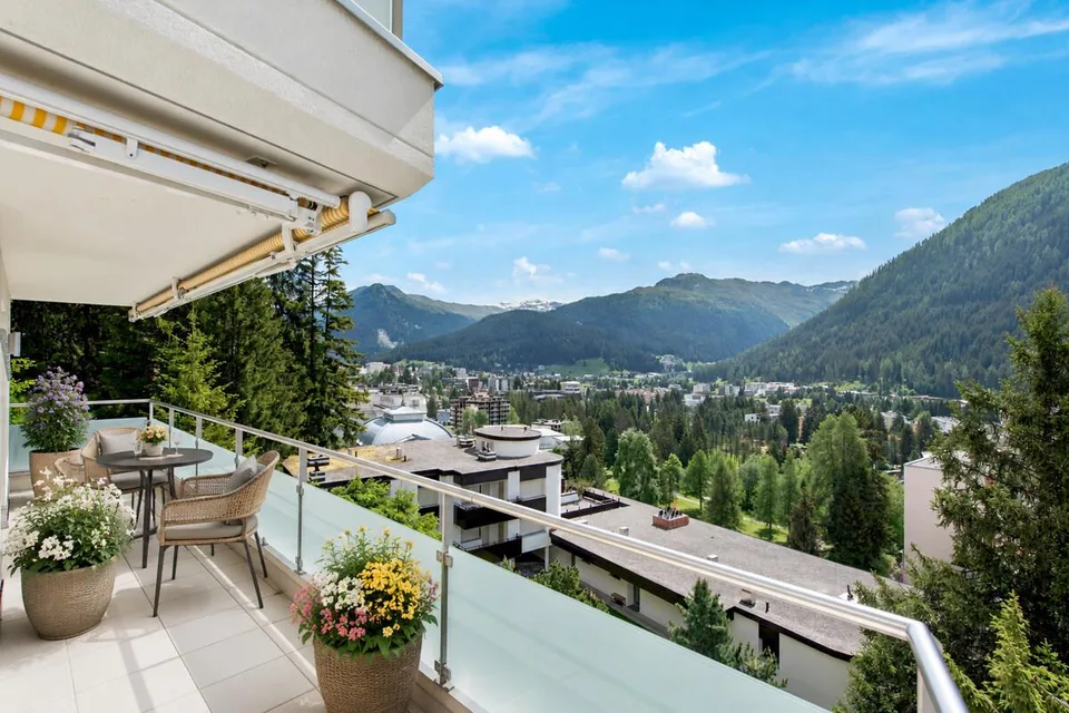 Davos Platz: appartamento di vacanza in una posizione tranquilla con vista panoramica