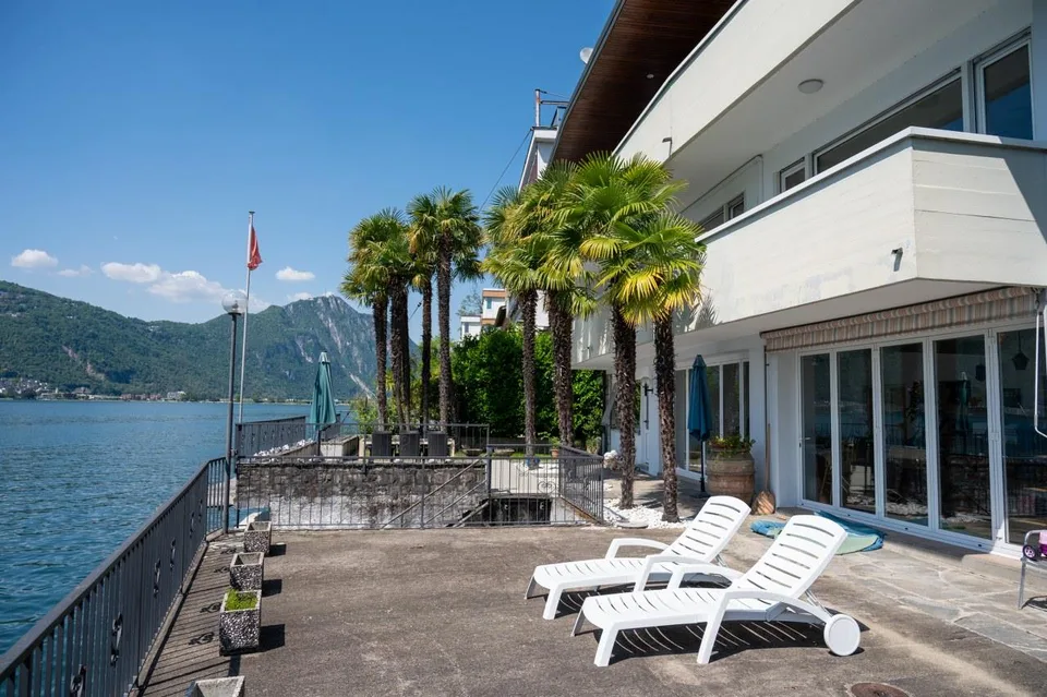 PRESTIGIOSA VILLA SULLE SPONDE DEL LAGO, CON DARSENE PRIVATE
