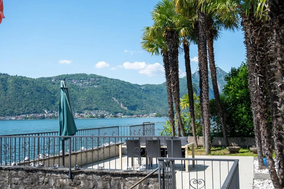 Villa prestigieuse sur les rives du lac avec darse privée